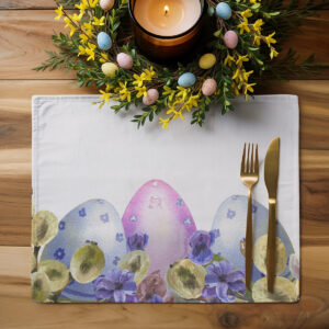 Aranżacja stołu z podkładką, świątecznym stroikiem i płonącą świecą