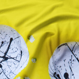 zbliżenie na nadruk i strukturę materiału z detalem malarskich smug na jajku