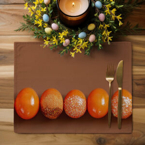 aranżacja stołu z podkładką, świecą i wiosennym wiankiem dekoracyjnym