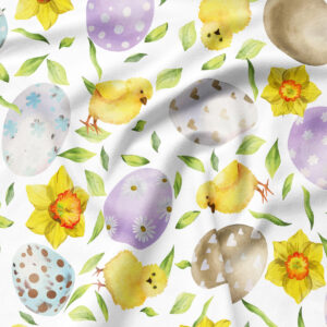 Zbliżenie na wzór: akwarelowe pisanki, żółte kurczaczki i zielone liście na widocznej fakturze tkaniny