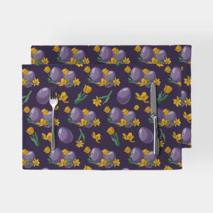 Podkładki na stół z motywem fioletowych pisanek i żółtych tulipanów, widok z góry na komplet dwóch podkładek
