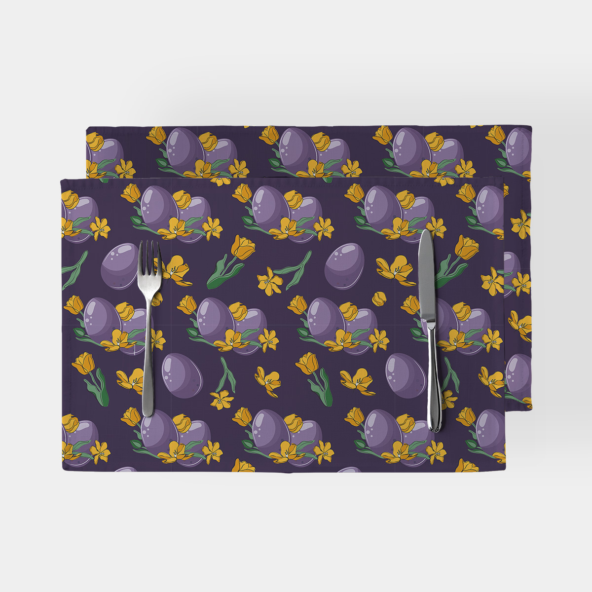 Podkładki na stół z motywem fioletowych pisanek i żółtych tulipanów, widok z góry na komplet dwóch podkładek
