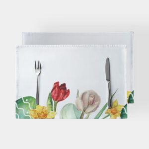 biała podkładka z akwarelowym brzegiem przedstawiającym tulipany, żonkile i pisanki na stole z widocznymi sztućcami