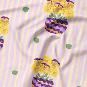 Zbliżenie na tkaninę pokazujące wzór doniczek z bratkami, pionowe pasy i zielone kropki oraz fakturę materiału