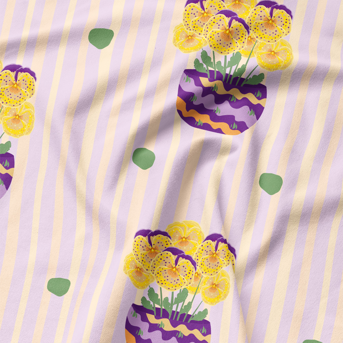 Zbliżenie na tkaninę pokazujące wzór doniczek z bratkami, pionowe pasy i zielone kropki oraz fakturę materiału