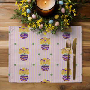 Podkładka w aranżacji wielkanocnej z drewnianym stołem, świecą i dekoracyjnym wiankiem z pisankami