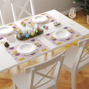 Stół nakryty kilkoma podkładkami z tym wzorem tworzącymi spójną, wiosenną aranżację dla kilku miejsc