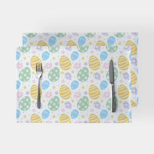 Zestaw dwóch podkładek na stół z pastelowymi pisankami i kwiatkami, ujęcie główne ze sztućcami