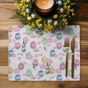 Aranżacja stołu z podkładką, świecą i wielkanocną dekoracją z mini jajkami