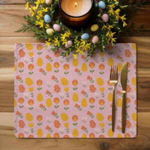 Podkładka ustawiona na drewnianym stole obok świecy i wielkanocnego wienca z jajeczkami, aranżacyjne ujęcie