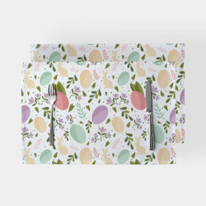 Dwie podkładki z motywem pastelowych pisanek i zajączków, widok z góry ze sztućcami