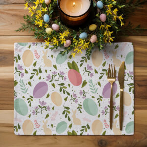 Podkładka ustawiona na drewnianym stole z dekoracyjnym wieńcem i zapaloną świecą