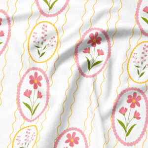 Zbliżenie na tkaninę pokazujące owalne medaliony z różowymi kwiatami i żółtymi, falistymi liniami