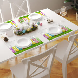 Aranżacja stołu z kilkoma podkładkami ułożonymi przy nakryciach w świątecznym ustawieniu