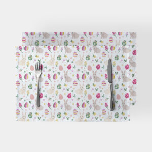 Dwie podkładki z motywem wielkanocnym ułożone jedna na drugiej z widocznymi sztućcami