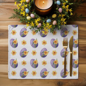 Aranżacja stołu z jedną podkładką, dekoracją wiosenną z kolorowymi jajkami i złotymi sztućcami