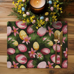 Podkładka z motywem pisanek ustawiona na drewnianym stole obok świątecznej dekoracji i sztućców