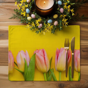 Podkładka ułożona na stole z wielkanocnym wieńcem i palącą się świecą
