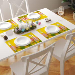 Kilka podkładek z różowymi tulipanami rozłożonych na białym stole w wiosennej aranżacji