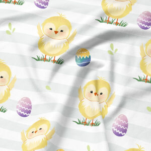 Zbliżenie na detal wzoru z żółtym kurczaczkiem stojącym obok kolorowej pisanki