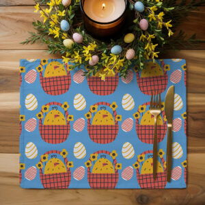 Podkładka ułożona na drewnianym stole z wiosennym stroikiem i sztućcami