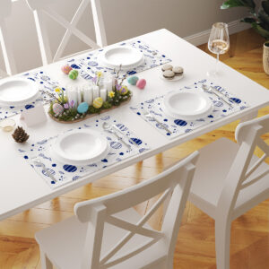 Aranżacja stołu z kilkoma podkładkami ułożonymi przy talerzach i pastelowymi pisankami