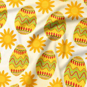 Zbliżenie na materiał z dekoracyjnymi pisankami w zielono-czerwone wzory i żółtymi słoneczkami, widoczna faktura tkaniny