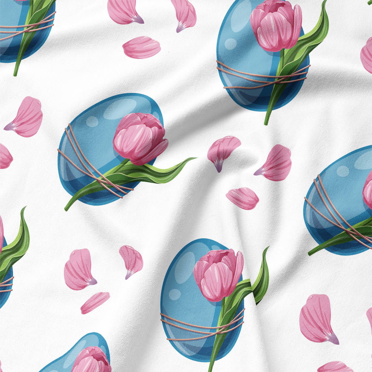 Zbliżenie na wzór z niebieską pisanką, różowym tulipanem i rozsypanymi płatkami na białym tle