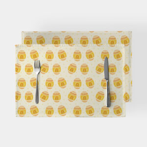 Dwie podkładki z żółtymi wielkanocnymi pisankami na jasnym tle z widocznymi sztućcami
