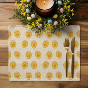 Podkładka ułożona pod wianek ze świecą i sztućcami, aranżacja wielkanocna na drewnianym blacie