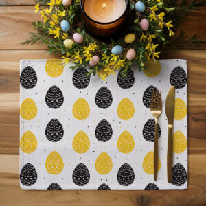 aranżacja stołu z jedną podkładką, świecą i wiosenną dekoracją, podkładka z motywem pisanek