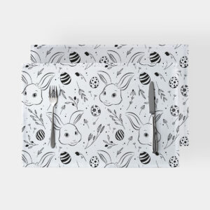 Para podkładek na stół z wzorem króliczków i pisanek, ujęcie z góry z widocznymi sztućcami