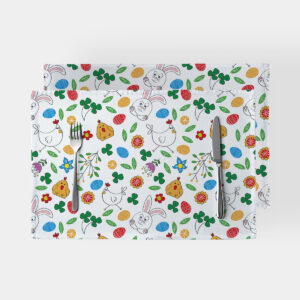 Widok główny dwóch podkładek na stole z wzorem króliczków, kurczaków i pisanek