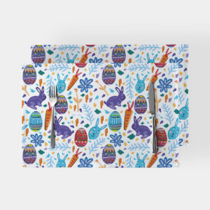 Para podkładek na stół z wesołym wielkanocnym wzorem z zajączkami i pisankami, widok z góry z sztućcami