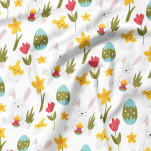 Zbliżenie na fakturę tkaniny i detale ilustracji: zajączki, kurczątka, pisanki i kwiaty