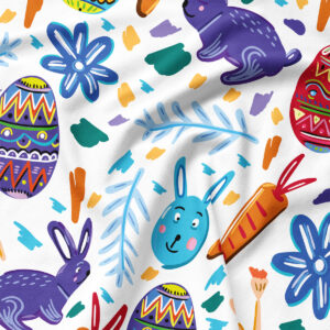 Zbliżenie na kolorowy nadruk z zajączkami, marchewkami i ozdobnymi pisankami, widoczna faktura tkaniny