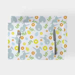 Główne ujęcie zestawu dwóch podkładek z motywem zajączków, pisanek i kwiatów na jasnym tle