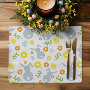 Podkładka w aranżacji stołowej z dekoracją wielkanocną i sztućcami na drewnianym blacie