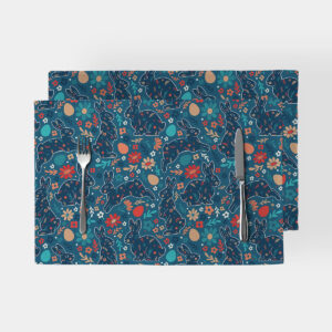 Dwie podkładki na stół z motywem wielkanocnych zajączków i kwiatów widok z góry z widelcem i nożem