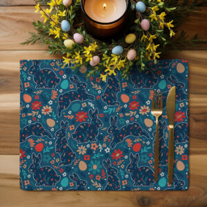 Podkładka ułożona na drewnianym stole z wiosenną dekoracją i zestawem sztućców