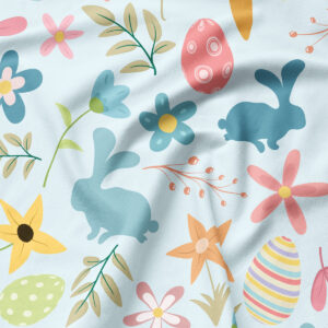Zbliżenie na materiał z motywem niebieskich sylwetek zajączków, kolorowych pisanek i drobnych kwiatów