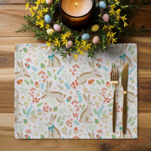 Podkładka w aranżacji stołu z dekoracyjnym wieńcem z pisanek i palącą się świecą