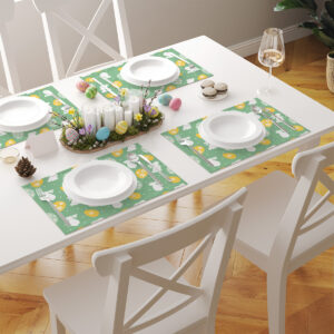 Aranżacja stołu z kilkoma podkładkami w komplecie, talerzami i świątecznymi ozdobami w pastelowych kolorach