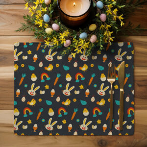 Podkładka ułożona na drewnianym stole z dekoracją wielkanocną i sztućcami