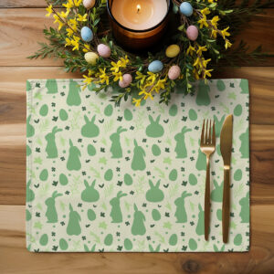 Podkładka ustawiona pod dekoracją świąteczną z wieńcem, świecą i małymi pisankami