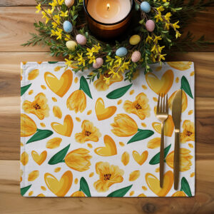 Podkładka ułożona na drewnianym stole z wielkanocną dekoracją i sztućcami