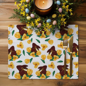 Podkładka ustawiona na drewnianym stole z dekoracją wielkanocną i sztućcami