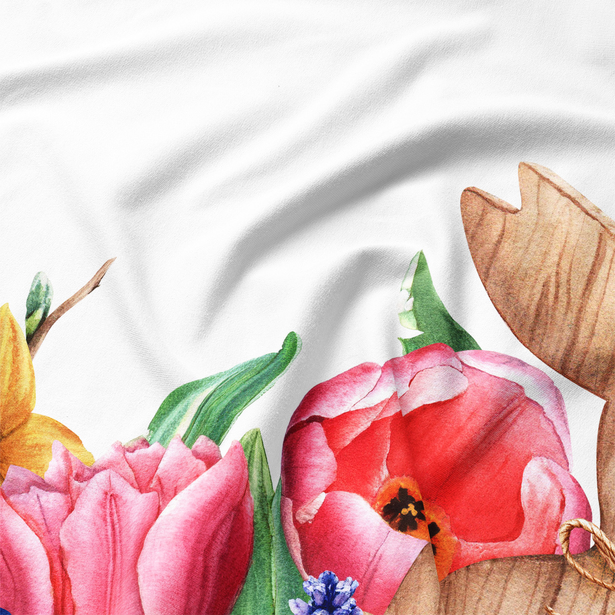 Zbliżenie na akwarelowe tulipany i hiacynty oraz fragment drewnianego zająca na materiale