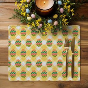 Aranżacja z podkładką, świecą i wielkanocnym wieńcem ukazująca dekoracyjny charakter produktu