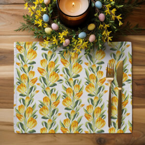 Podkładka z żółtymi tulipanami aranżowana z wielkanocnym wieńcem i świecą na drewnianym stole